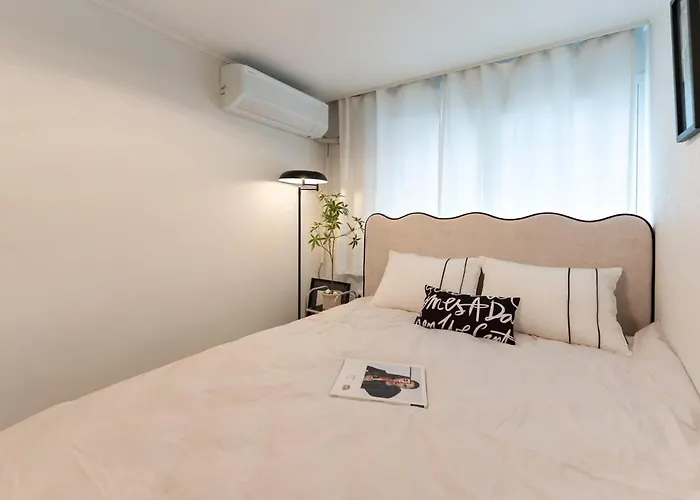 Pause Opening Special - 3 Minutes To Mapo-gu Office Station, 5 Minutes To Airport Bus, Hongdae, Mangwon, Hannam, Itaewon, 4 Beds For 8 People, 3-story Private House, Rooftop 公寓