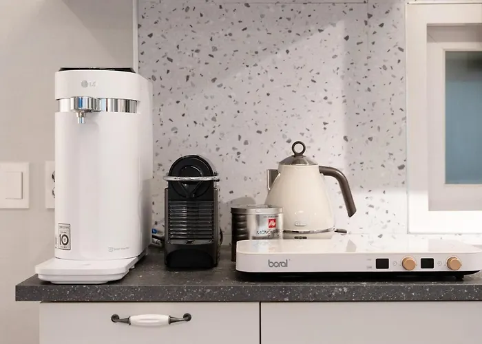 Pause Opening Special - 3 Minutes To Mapo-gu Office Station, 5 Minutes To Airport Bus, Hongdae, Mangwon, Hannam, Itaewon, 4 Beds For 8 People, 3-story Private House, Rooftop