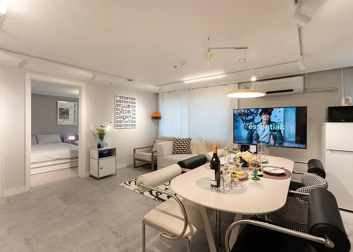 Pause Opening Special - 3 Minutes To Mapo-gu Office Station, 5 Minutes To Airport Bus, Hongdae, Mangwon, Hannam, Itaewon, 4 Beds For 8 People, 3-story Private House, Rooftop *