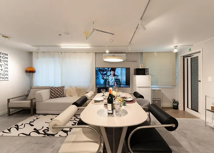 Pause Opening Special - 3 Minutes To Mapo-gu Office Station, 5 Minutes To Airport Bus, Hongdae, Mangwon, Hannam, Itaewon, 4 Beds For 8 People, 3-story Private House, Rooftop 公寓
