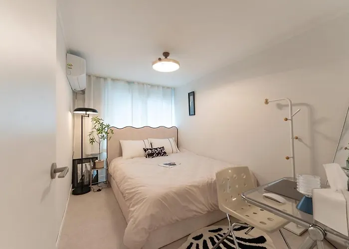 Pause Opening Special - 3 Minutes To Mapo-gu Office Station, 5 Minutes To Airport Bus, Hongdae, Mangwon, Hannam, Itaewon, 4 Beds For 8 People, 3-story Private House, Rooftop 公寓 *