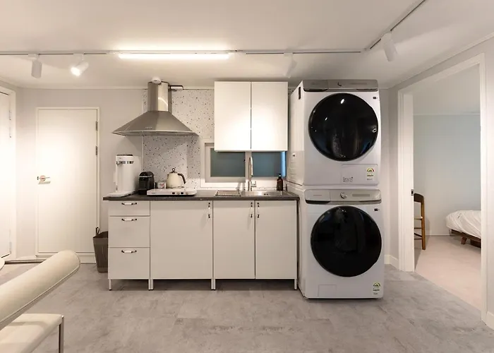 Pause Opening Special - 3 Minutes To Mapo-gu Office Station, 5 Minutes To Airport Bus, Hongdae, Mangwon, Hannam, Itaewon, 4 Beds For 8 People, 3-story Private House, Rooftop