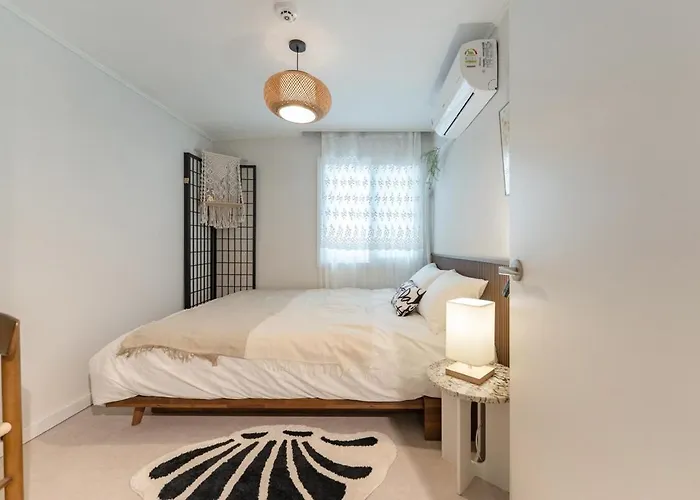 公寓 Pause Opening Special - 3 Minutes To Mapo-gu Office Station, 5 Minutes To Airport Bus, Hongdae, Mangwon, Hannam, Itaewon, 4 Beds For 8 People, 3-story Private House, Rooftop *