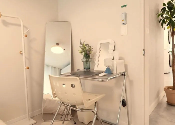 Pause Opening Special - 3 Minutes To Mapo-gu Office Station, 5 Minutes To Airport Bus, Hongdae, Mangwon, Hannam, Itaewon, 4 Beds For 8 People, 3-story Private House, Rooftop
