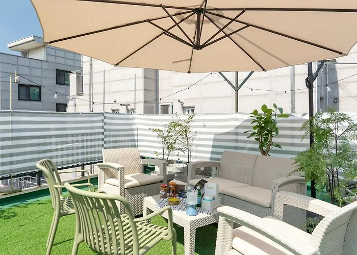 Pause Opening Special - 3 Minutes To Mapo-gu Office Station, 5 Minutes To Airport Bus, Hongdae, Mangwon, Hannam, Itaewon, 4 Beds For 8 People, 3-story Private House, Rooftop *