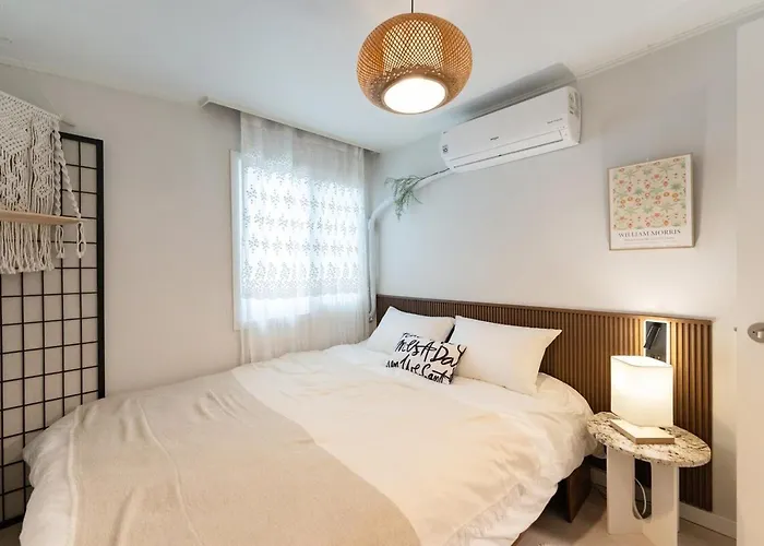 Pause Opening Special - 3 Minutes To Mapo-gu Office Station, 5 Minutes To Airport Bus, Hongdae, Mangwon, Hannam, Itaewon, 4 Beds For 8 People, 3-story Private House, Rooftop 公寓 *