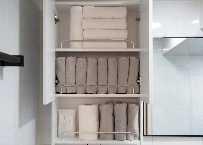 Pause Opening Special - 3 Minutes To Mapo-gu Office Station, 5 Minutes To Airport Bus, Hongdae, Mangwon, Hannam, Itaewon, 4 Beds For 8 People, 3-story Private House, Rooftop