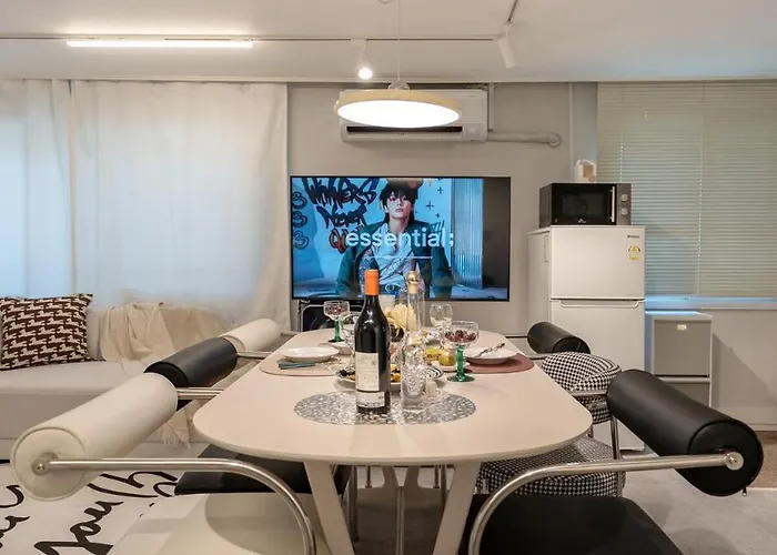 Pause Opening Special - 3 Minutes To Mapo-gu Office Station, 5 Minutes To Airport Bus, Hongdae, Mangwon, Hannam, Itaewon, 4 Beds For 8 People, 3-story Private House, Rooftop *