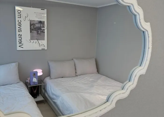 Pause - 4 Beds For 8 Guests, 3 Bedroom, 2 Bathrooms, Hongdae, Mangwon, Hannam, Itaewon, 3-story Private House, Rooftop